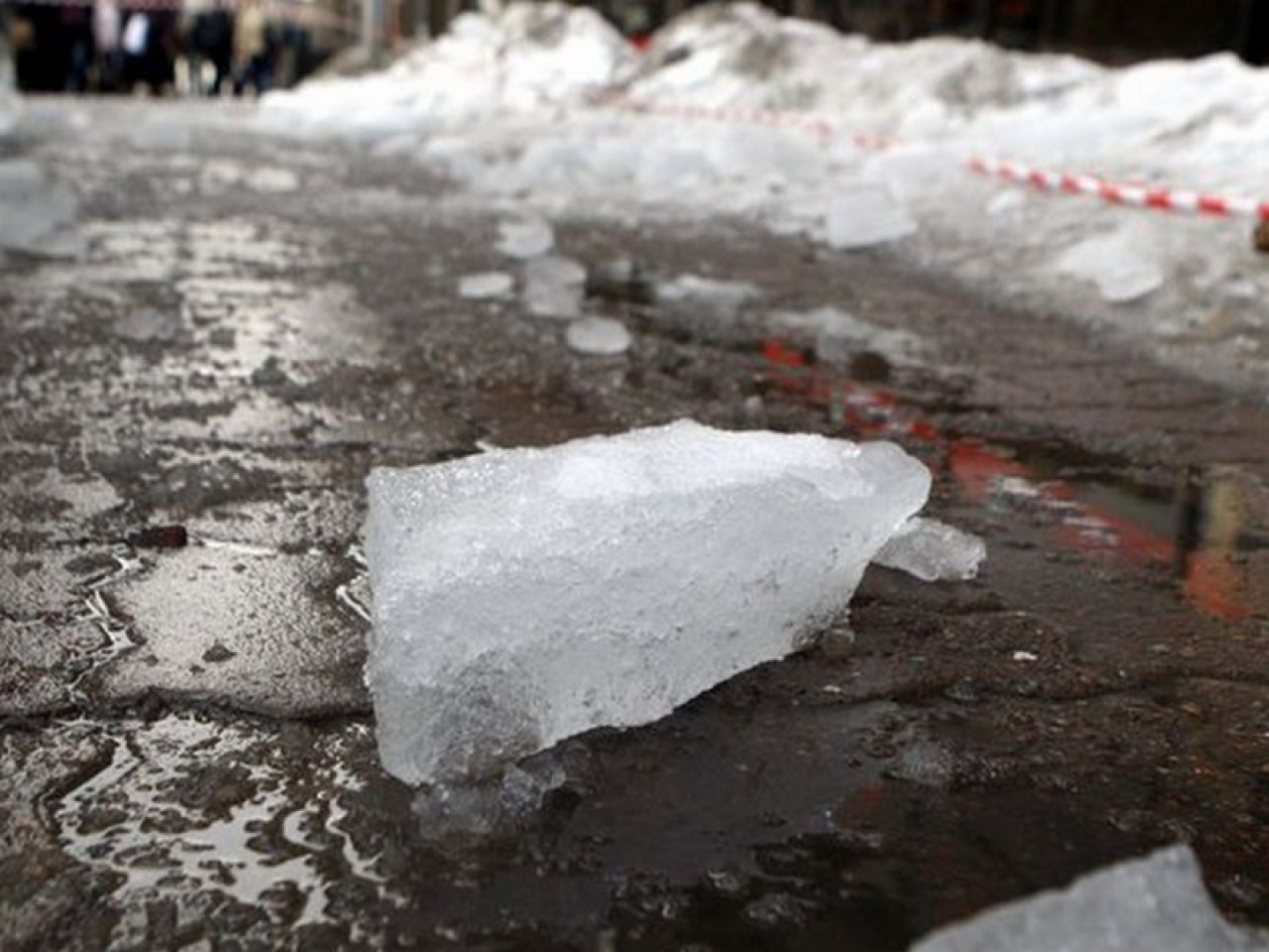 Лед разбивается. Футпфлия глыб льда. Глыба льда на крыше. Кусок снега. Глыба льда на дороге.