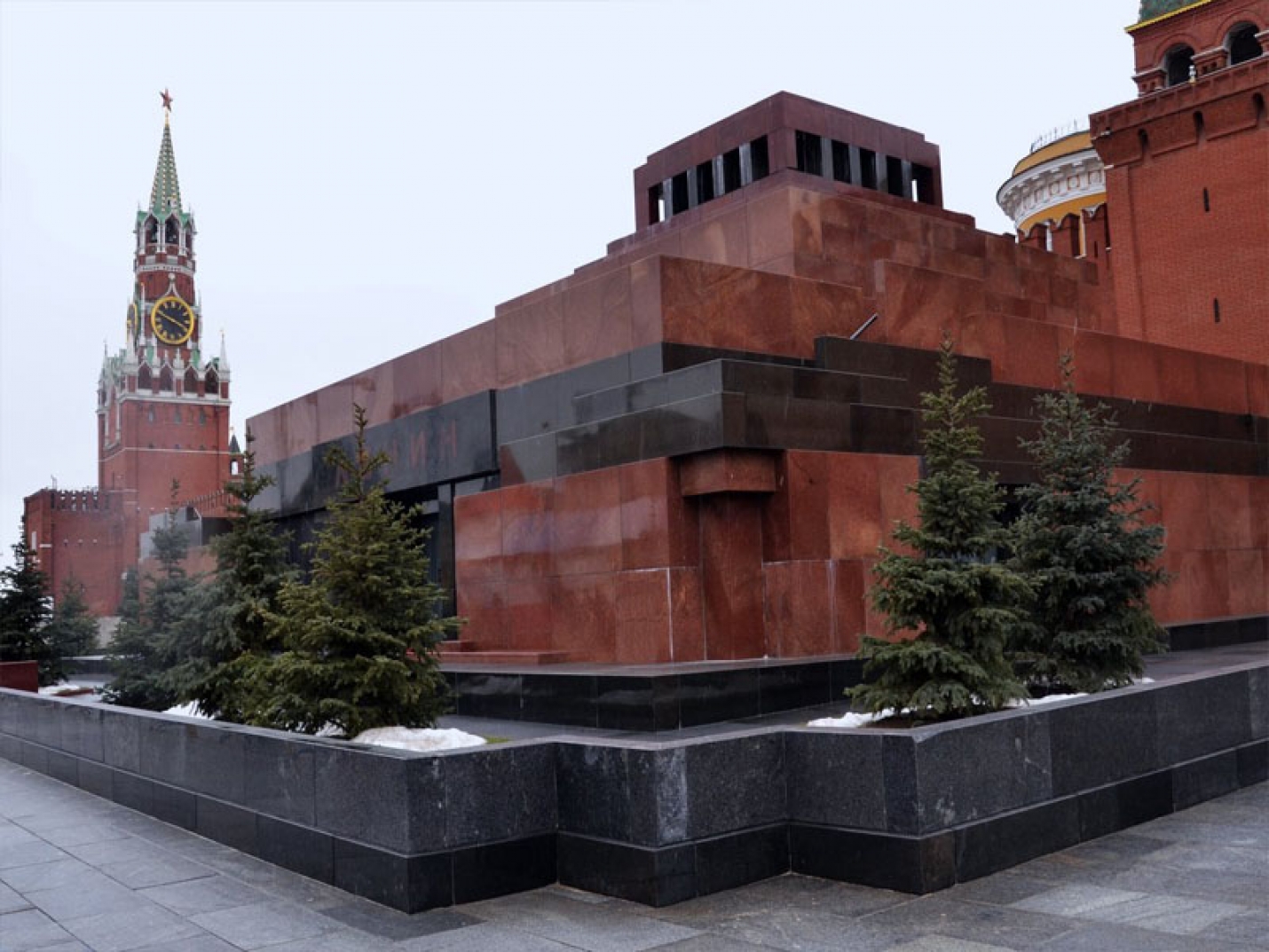 Мавзолей год. Мавзолей в.и Ленина на красной площади в Москве. Ленин в мавзолее на красной площади. Мавзолей Ленина в Москве. Мавзолей Ленина 1945.