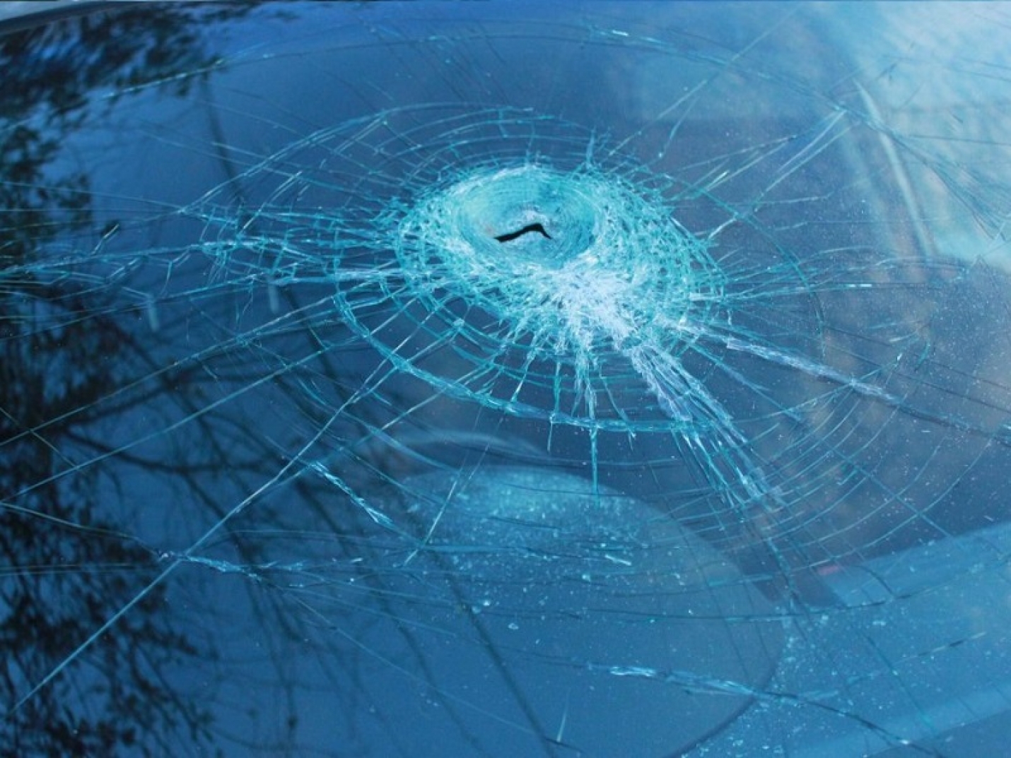 Разбитое стекло автомобиля