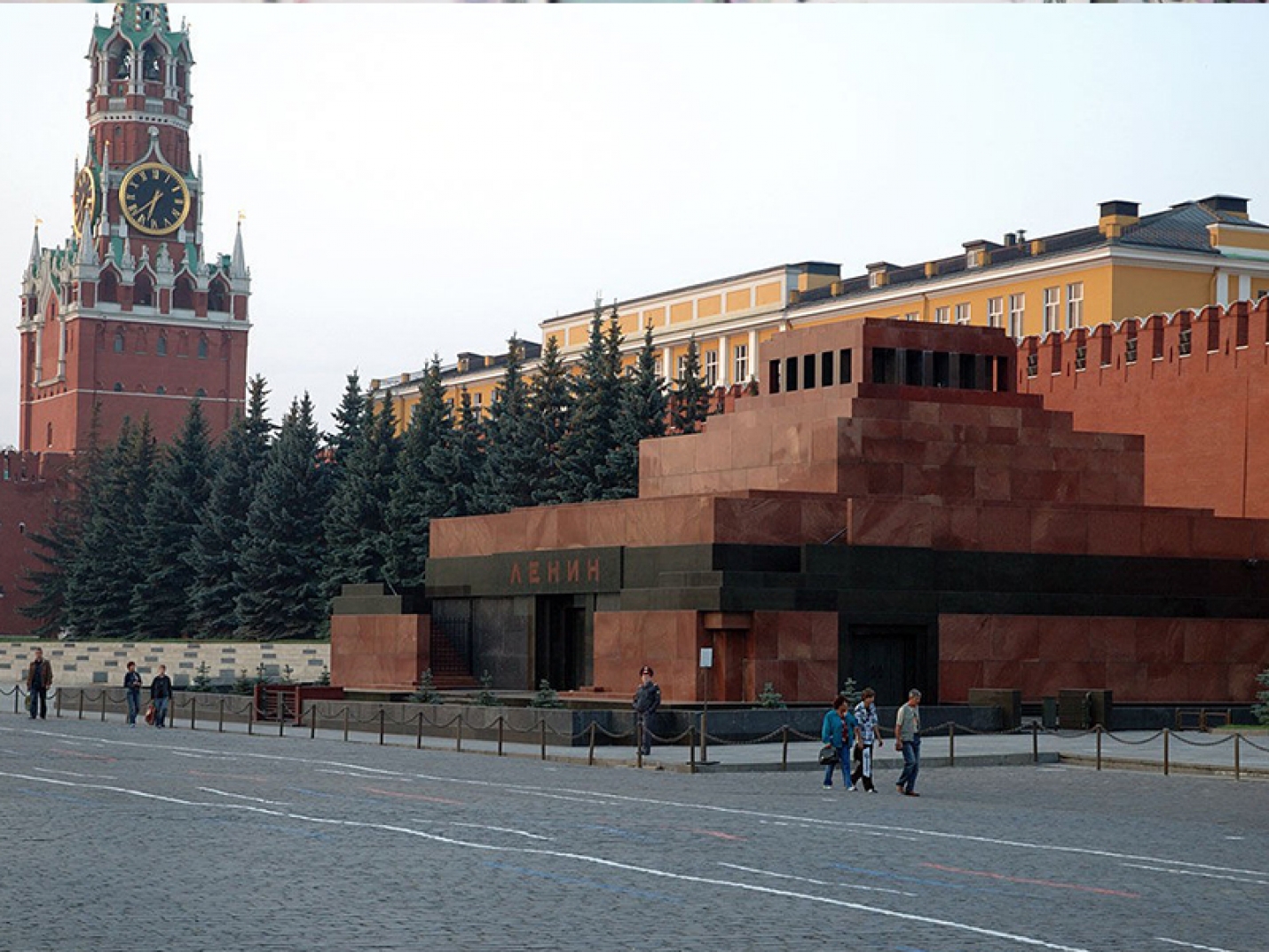 Почему стоит ленинский. Мавзолей в.и Ленина на красной площади в Москве. Ленин на красной площади в мавзолее. Московский Кремль мавзолей. Ленин в Кремле в мавзолее.