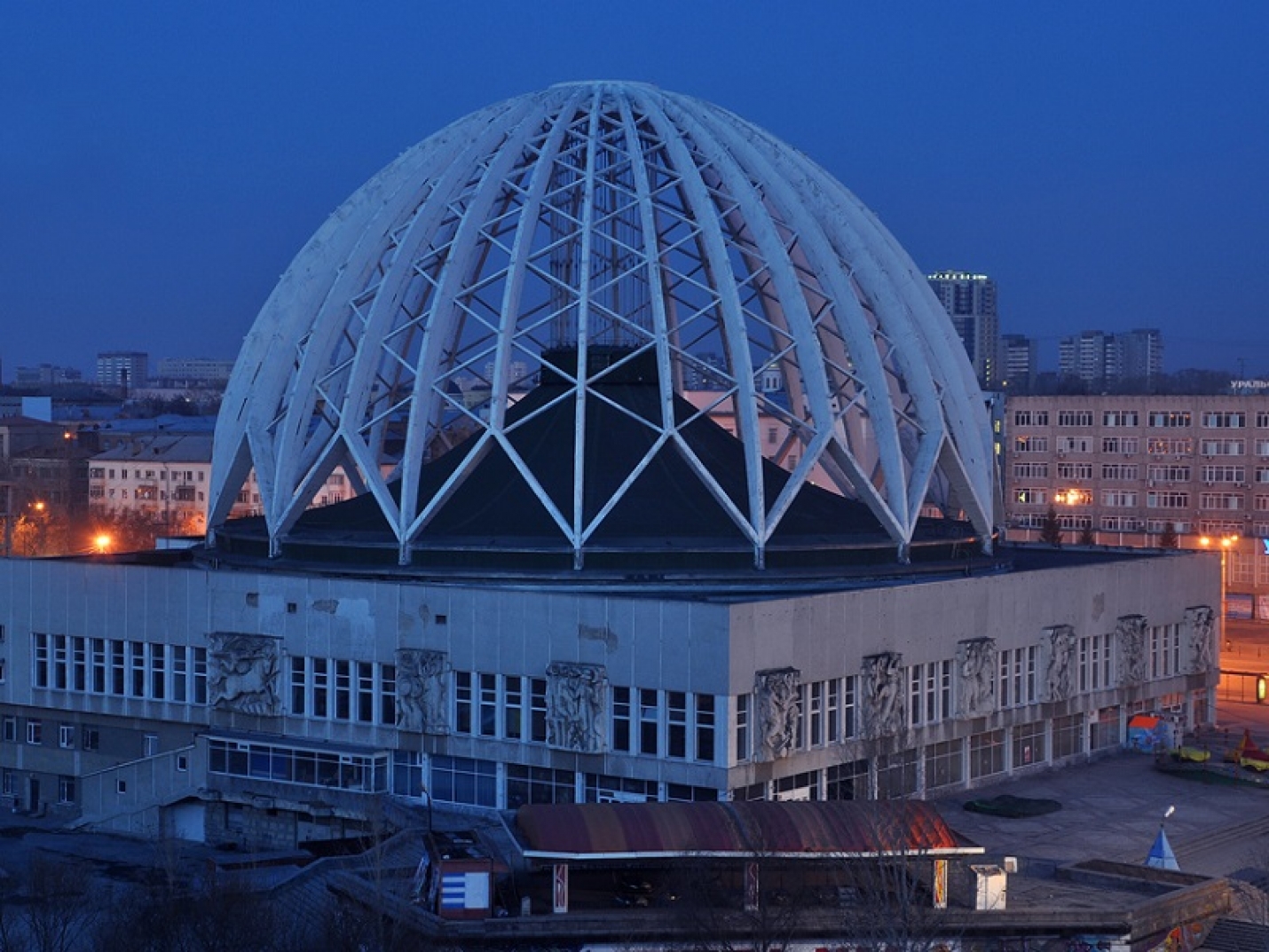 Архитектура екатеринбурга. Цирк имени в и Филатова Екатеринбург. Купол цирка Екатеринбург. Архитектура Екатеринбурга цирк. Екатеринбургский цирк 1980.