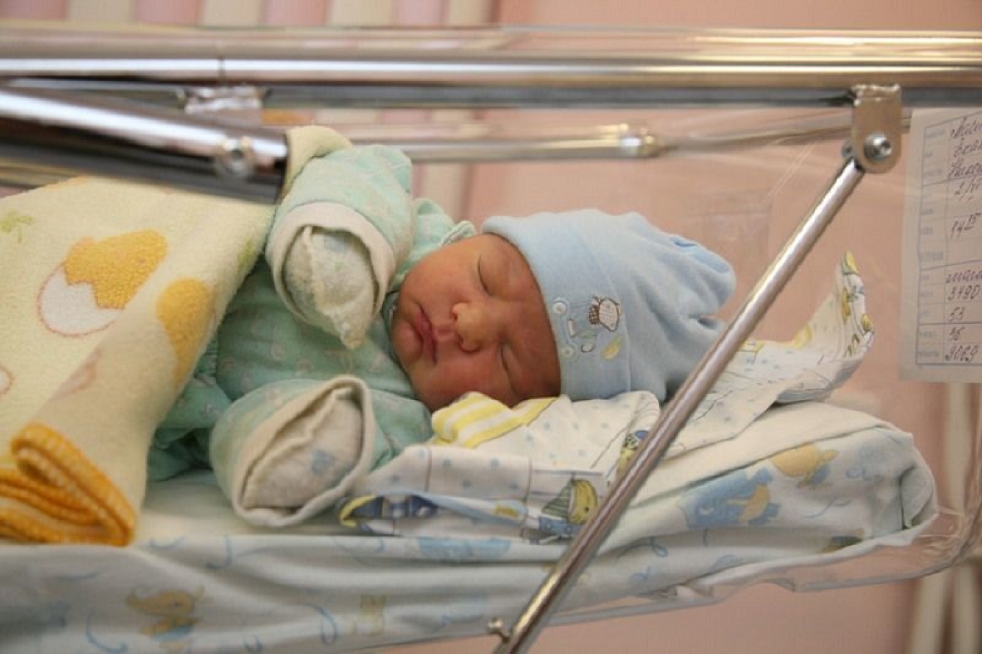 Новорожденный ребенок в роддоме